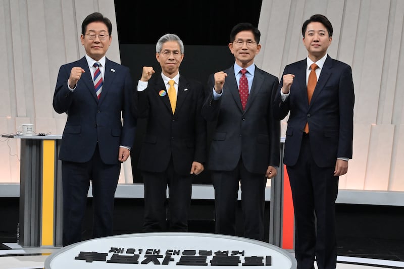 더불어민주당 이재명·민주노동당 권영국·국민의힘 김문수·개혁신당 이준석 대선 후보가 27일 서울 마포구 상암동 MBC 스튜디오에서 진행된 정치 분야 TV토론회에 앞서 포즈를 취하고 있다.