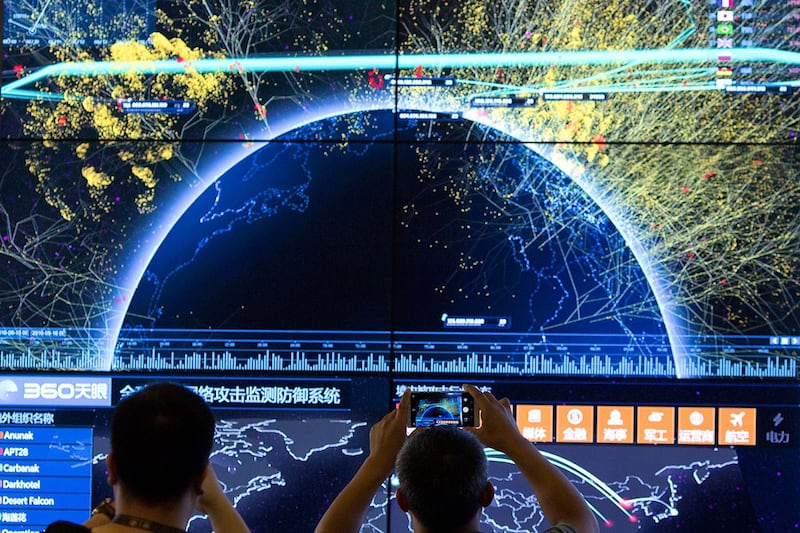 资料照:2016年8月16日,第四届中国网络安全大会期间展示的全球网络袭击视觉效果。(美联社)
