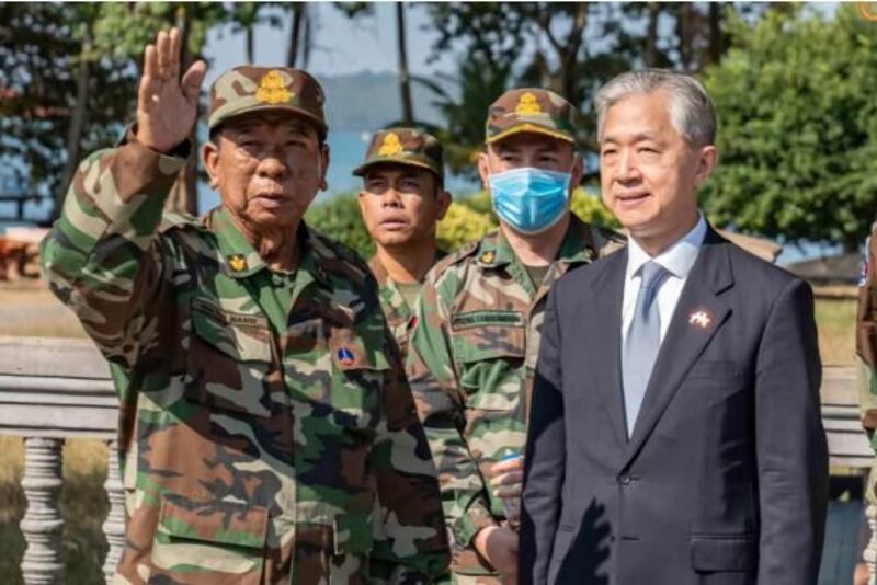 Cựu Bộ trưởng Quốc phòng Campuchia Tea Banh và Đại sứ Trung Quốc Wang Wenbin kiểm tra căn cứ hải quân Ream hôm 9/2/2025