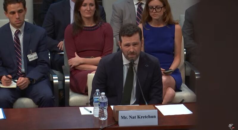 开放科技基金(Open Technology Fund)高级副总裁科雷春(Nat Kretchun)在听证会上发言。(听证会视频截图)