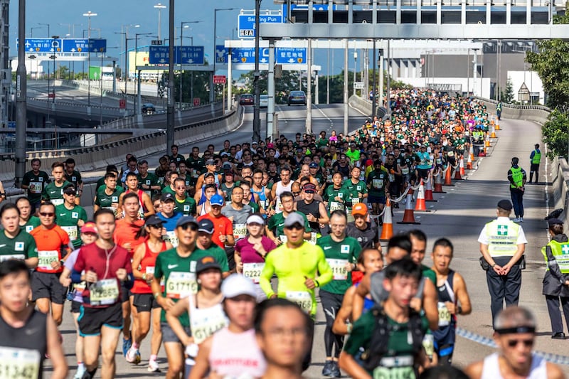 大會禁止跑手穿上印有「香港加油」字句的服飾。(渣打香港馬拉松facebook圖片)