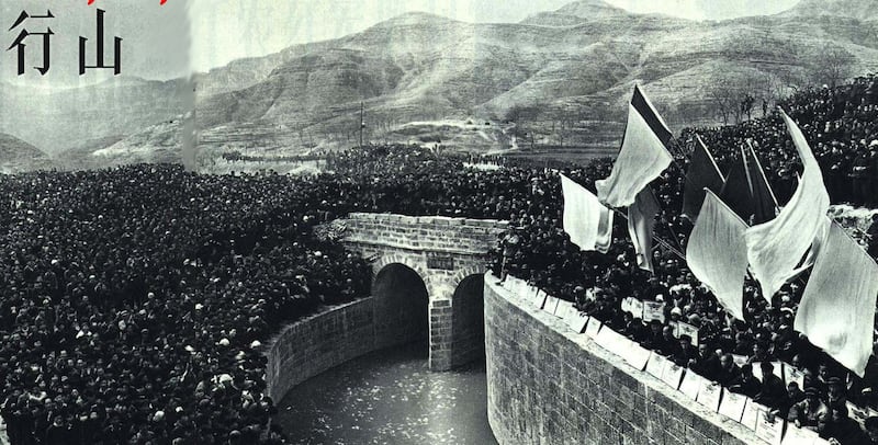 1965-7 1965年 红旗渠建立完成,《人民画报》1965年第七期。(维基百科)