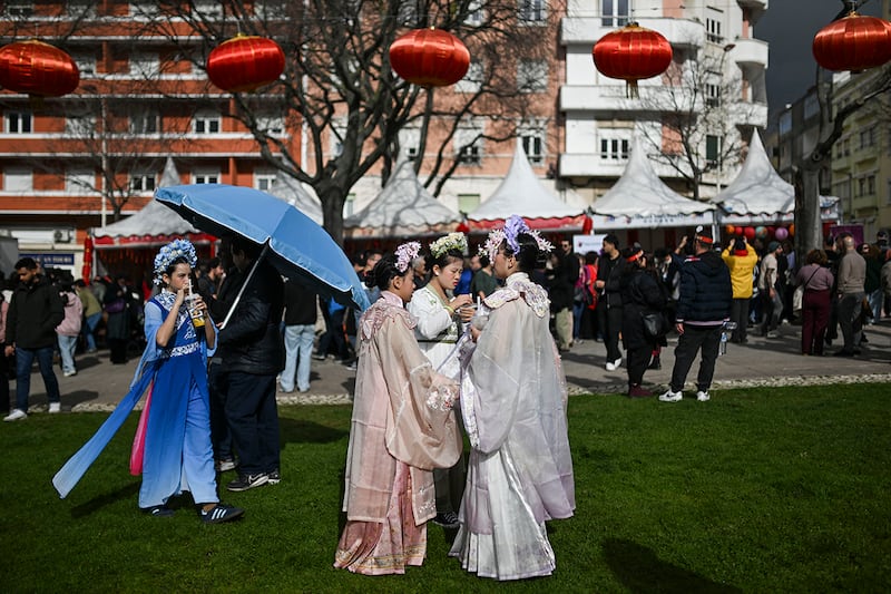 2025年2月1日，葡萄牙首都里斯本，年轻的女士们专着传统中国服装参加中国农历春节的庆祝活动。