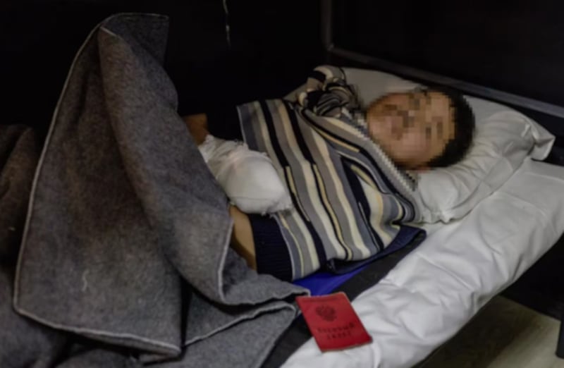 우크라이나군에 생포된 북한군 병사 한 명의 모습. 양손에 부상을 입은 것으로 보인다. (얼굴 모자이크는 RFA 자체 처리)