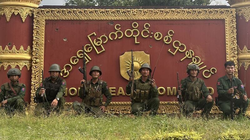 အရှေ့မြောက်တိုင်းစစ်ဌာနချုပ်ကို ကိုးကန့်တပ်မတော် (MNDAA) နှင့် ပူးပေါင်းတပ်ဖွဲ့ သိမ်းယူပြီးချိန် MNDAA တပ်ဖွဲ့ဝင်အချို့အား ၂၀၂၄ ခုနှစ်၊ သြဂုတ်လ ၃ ရက်နေ့က တွေ့ရစဉ်။ (Photo: Facebook/ 果敢资讯网)