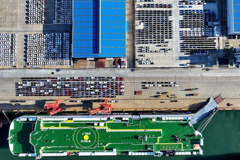 2024年7月29日,江苏省连云港港口的出口汽车在等待装船。(法新社)