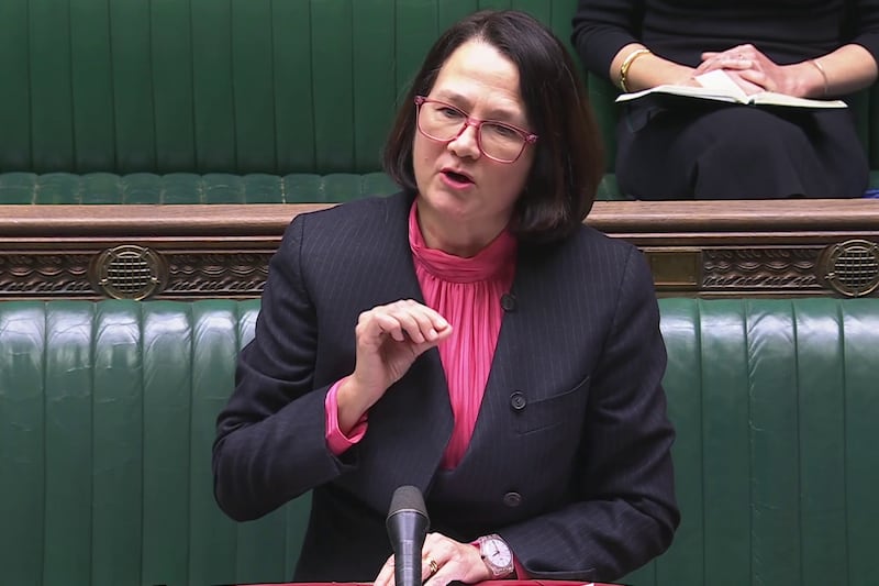 代表政府出席的外交部政務次官衛倩婷(Catherine West)直言,英國現時經濟脆弱,無可避免要透過與「不同價值觀」的國家進行貿易,令國民無須再依賴食物銀行救濟。(parliamentlive.tv 截圖)