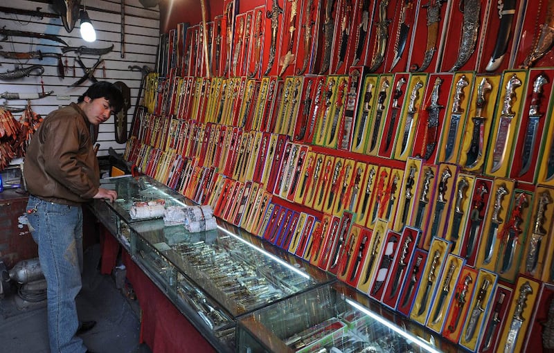 خىتاي ھۆكۈمىتى ئۇيغۇر رايونىدىكى خىتاي ھۆكۈمىتىگە قارشى كەيپىيات، سۇ ئامبىرى، رايوننىڭ نېفىت ۋە باشقا تەبىئىي بايلىق زاپىسى تۈپەيلى ئۇيغۇر پىچاقچىلىقىنى يوقاتماقتا. بۇ سۈرەت ئۇيغۇر ئېلىدىكى پىچاق دۇكىنىدىن كۆرۈنۈش. 2008-يىلى 1-ئاپرېل، ئۈرۈمچى.