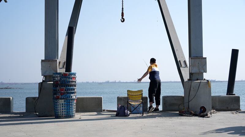 在海邊釣魚能讓蔡智豪感到平靜,也是他在嘉義的樂趣。