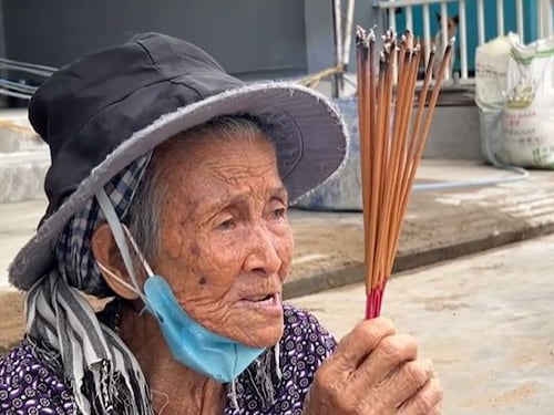 សកម្មជនដីធ្លីបឹងកក់ លោកស្រី ង៉ែត ឃុន តវ៉ានៅមុខតុលាការទាមទារឱ្យដោះលែងកូនលោកស្រី ដែលកំពុងជាប់ឃុំ